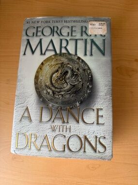 George R. Martin - A Dance With Dragons (White & Gold Cover)